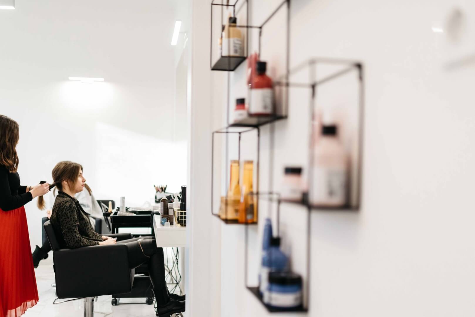 Slika frizerke in stranke med delom.